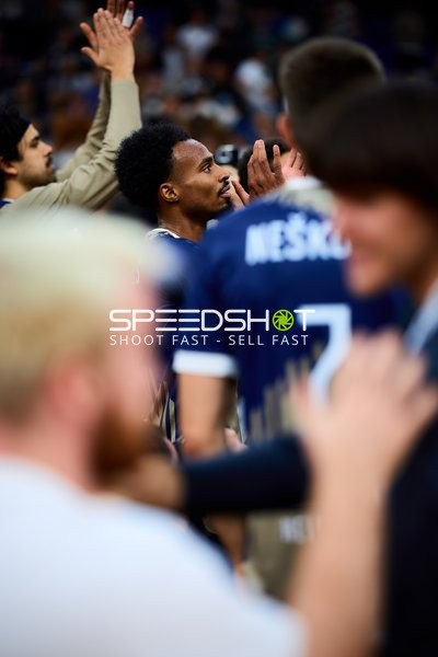 Spieler von MLP Academics Heidelberg klatschen sich ab