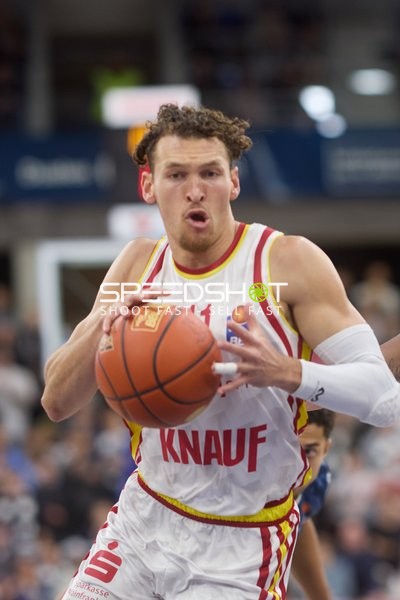 Ben Shungu (11; Legia Warszawa) mit Ball