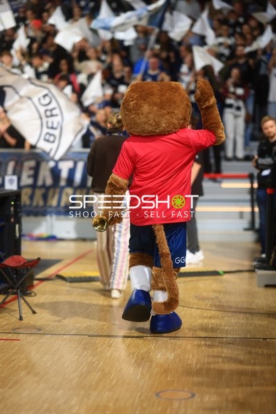 Maskottchen Accy (99; MLP Academics Heidelberg) im SNP-Dome