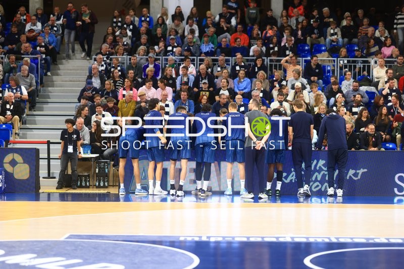 Aufstellung vor dem Spiel von MLP Academics Heidelberg