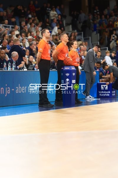 Schiedsrichter vor Spielbeginn