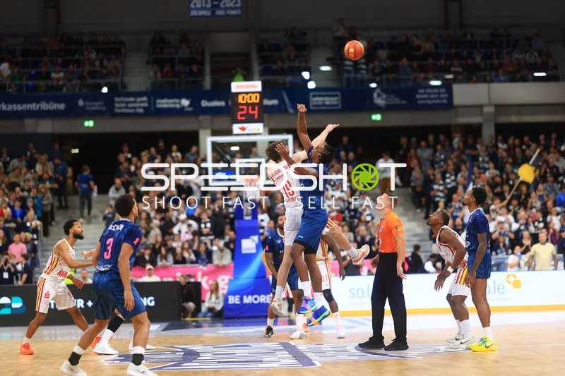 Sprungball zwischen DJ Horne (0; MLP Academics Heidelberg) und Christian Skladanowski (19; Fitness First)