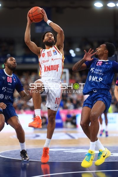 Spielszene mit Davion Mintz (10; Fitness First) und Marcus Weathers (00; MLP Academics Heidelberg)