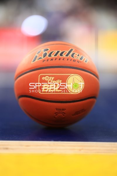 Basketball-Ball am Spielfeldrand
