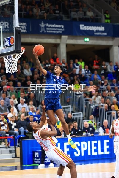 Spielszene mit Samuell Williamson (10; MLP Academics Heidelberg) und Johnathan Stove (22; Würzburg Baskets)