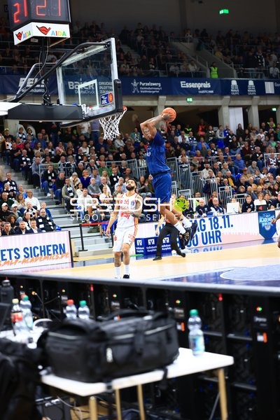 Paul Zipser (9; MLP Academics Heidelberg) beim Dunk