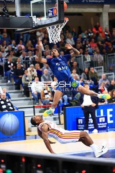 Johnathan Stove (22; Würzburg Baskets) verteidigt gegen Marcel Keßen (15; MLP Academics Heidelberg)