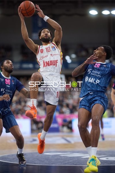 Korbleger von Davion Mintz (10; Würzburg Baskets) unter Druck von Michael Weathers (20; MLP Academics Heidelberg) und DJ Horne (0; MLP Academics Heidelberg)