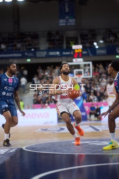 Spielszene mit DJ Horne (0; MLP Academics Heidelberg) und Davion Mintz (10; Würzburg Baskets)