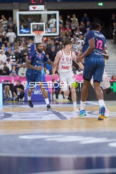 Basketball-Szene mit Christian Skladanowski (19; Würzburg Baskets) und DJ Horne (0; MLP Academics Heidelberg)