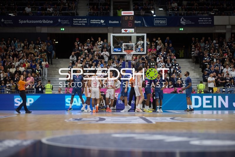 Spielszene mit Brae Ivey (11; Würzburg Baskets) und Kevin McClain (3; MLP Academics Heidelberg)