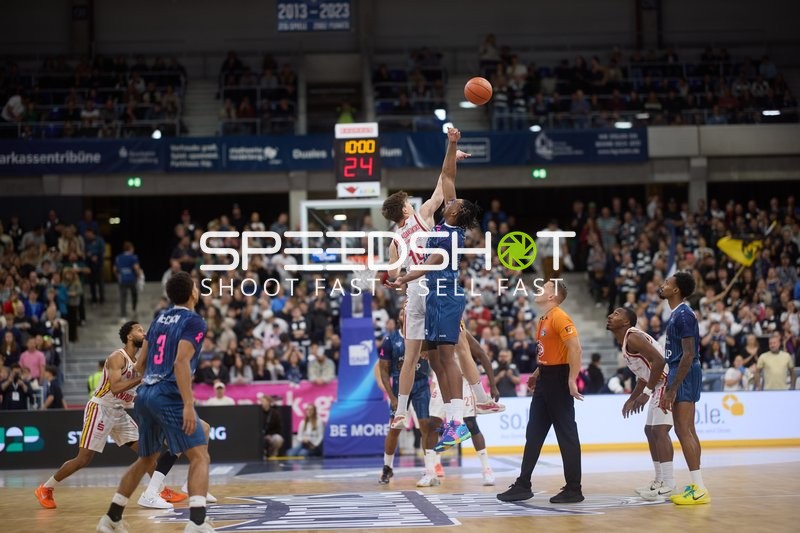 Sprungball mit Michael Weathers (20; MLP Academics Heidelberg) und Johnathan Stove (22; Würzburg Baskets)