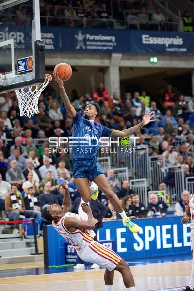 Michael Weathers (20; MLP Academics Heidelberg) beim Korbleger