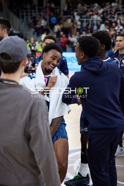 Jubel von Michael Weathers (20; MLP Academics Heidelberg) mit Teamkollegen