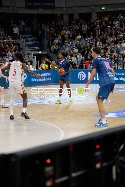Spielszene mit Michael Weathers (20; MLP Academics Heidelberg) und Davion Mintz (10; Würzburg Baskets)