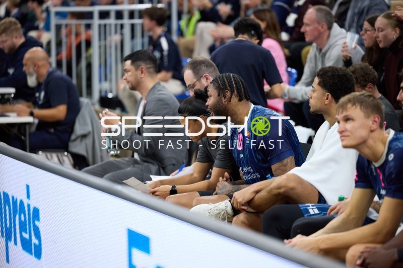 Spieler und Staff von MLP Academics Heidelberg am Spielfeldrand