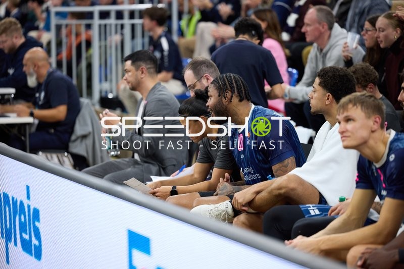 Trainer und Spieler auf der Bank