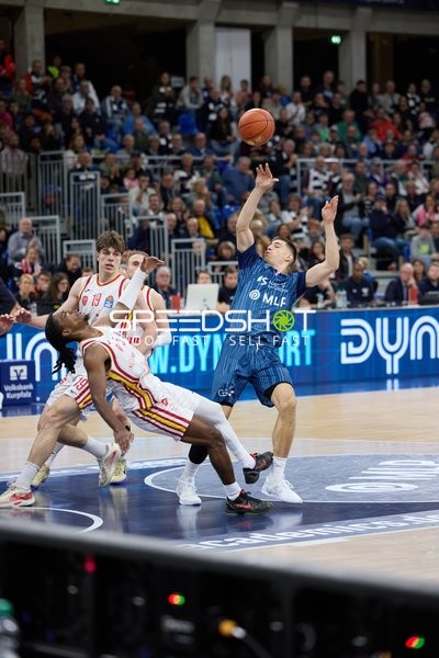 Christian Skladanowski (19; Würzburg Baskets) und Lukas Herzog (1; Würzburg Baskets) kämpfen um den Ball