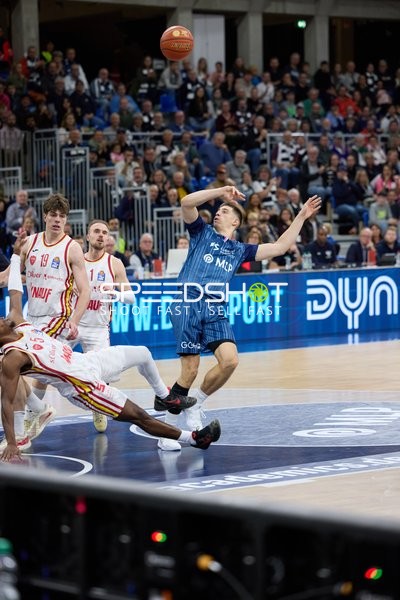 Christian Skladanowski (19; Würzburg Baskets) mit Wurfversuch