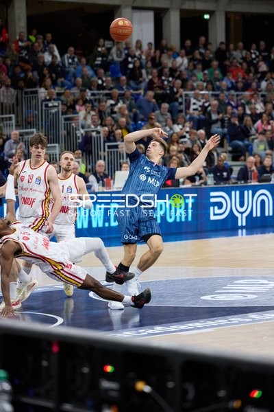 Dusan Neskovic (7; MLP Academics Heidelberg) mit Wurfversuch