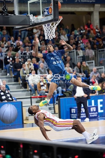 Michael Weathers (20; MLP Academics Heidelberg) mit Korbleger