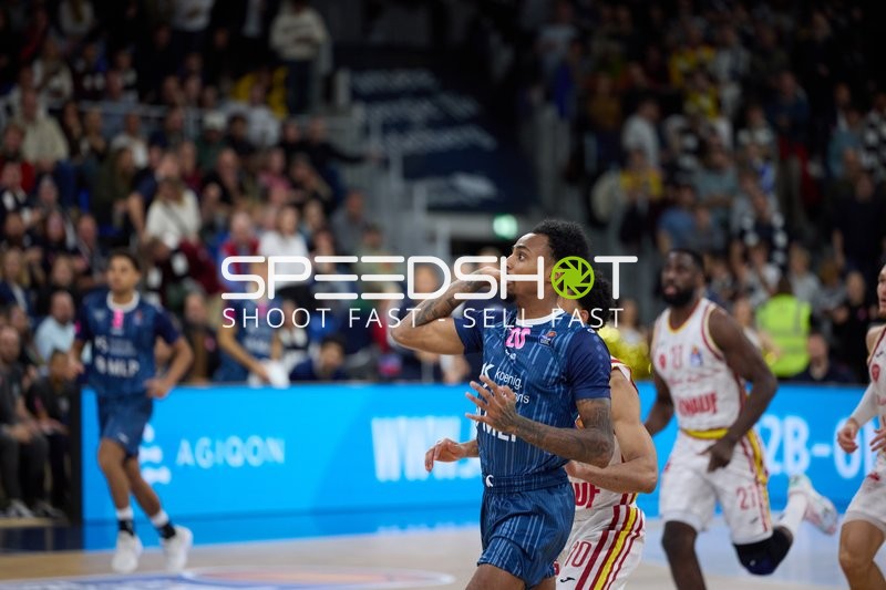 Michael Weathers (20; MLP Academics Heidelberg) zieht zum Korb