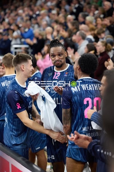 Spieler begrüßen sich am Spielfeldrand