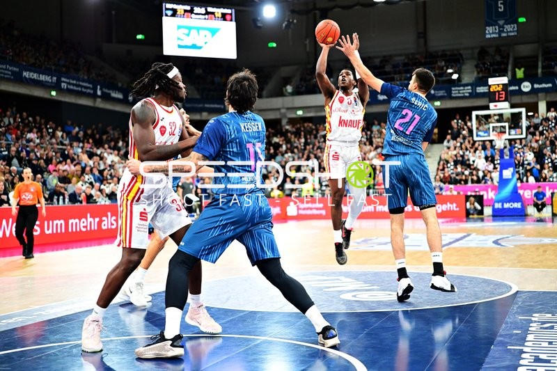 Marcus Carr (5; Würzburg Baskets) beim Wurf