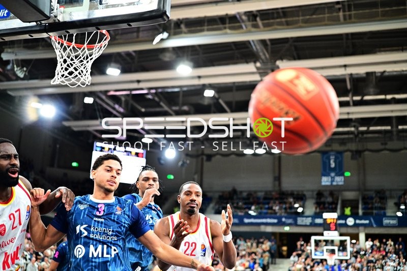 Spielszene mit Johnathan Stove (22; Würzburg Baskets) und Kevin McClain (3; MLP Academics Heidelberg)