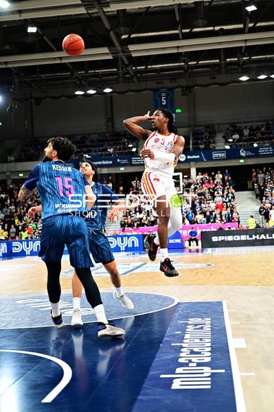 Marcus Carr (5; Würzburg Baskets) wirft gegen Erol Ersek (11; MLP Academics Heidelberg) und Marcel Keßen (15; MLP Academics Heidelberg)