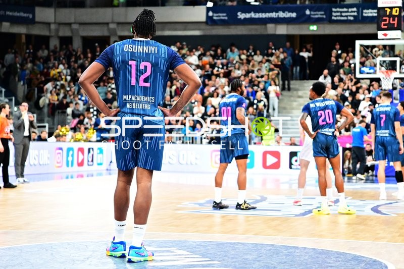 Spielszene mit Osun Osunniyi (12; MLP Academics Heidelberg) und Teamkollegen