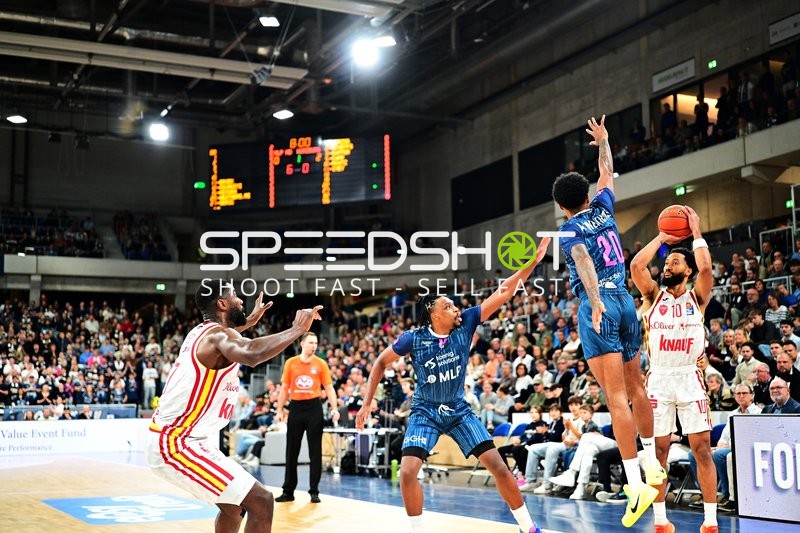 Spielszene mit Davion Mintz (10; Würzburg Baskets) und Osun Osunniyi (12; MLP Academics Heidelberg)