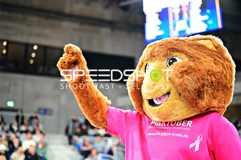 Maskottchen Accy (99; MLP Academics Heidelberg) zeigt Pinktober-Aktion