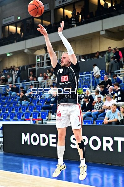 Lukas Herzog (1; Würzburg Baskets) wirft