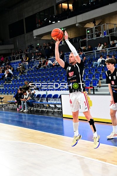 Lukas Herzog (1; Würzburg Baskets) beim Wurf