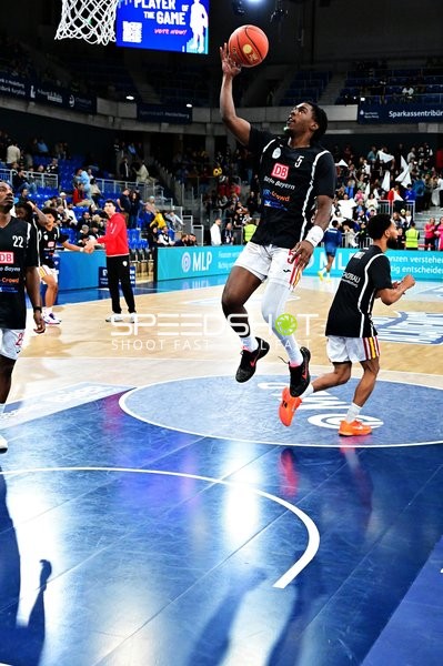 Korbleger von Marcus Carr (5; Würzburg Baskets)