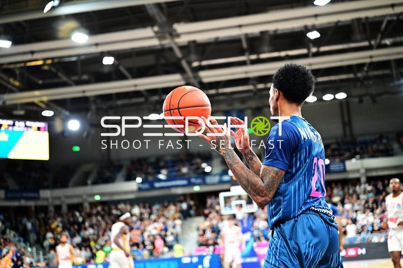 Michael Weathers (20; MLP Academics Heidelberg) wirft