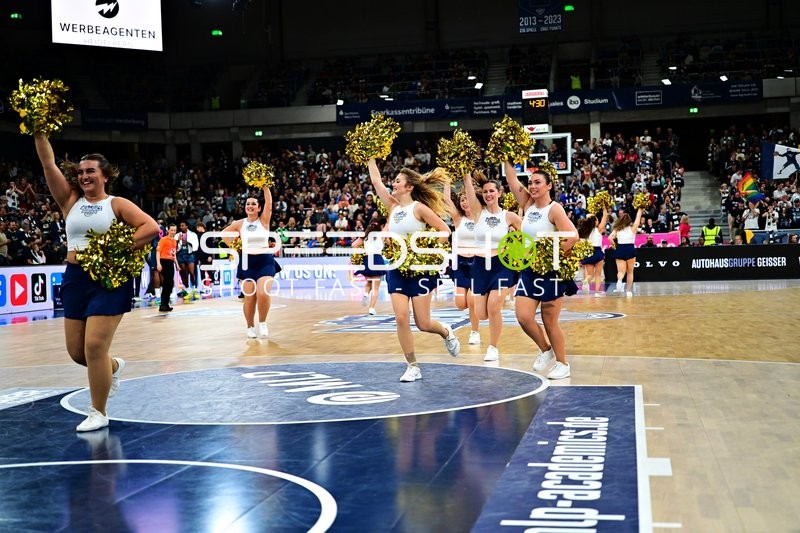 Cheerleader tanzen auf dem Spielfeld