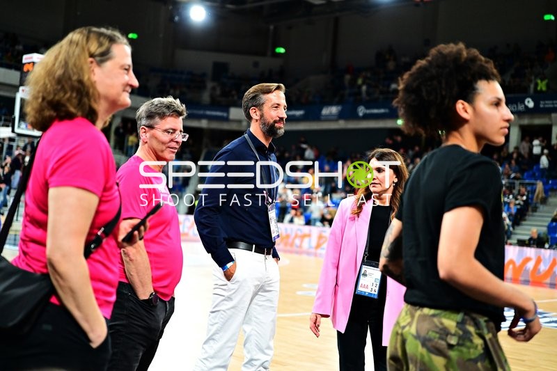 Personen am Spielfeldrand