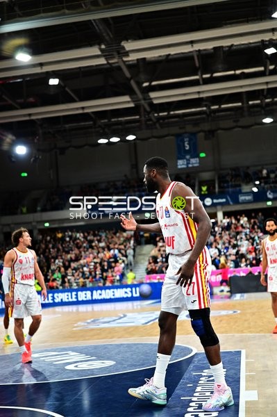 Basketball-Situation mit Brae Ivey (11; Würzburg Baskets) und Davion Mintz (10; Würzburg Baskets)