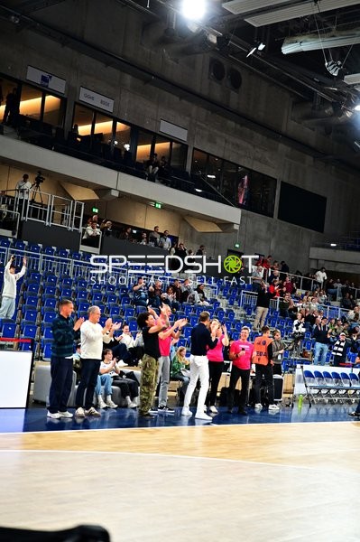 Fans und Medien feiern am Spielfeldrand