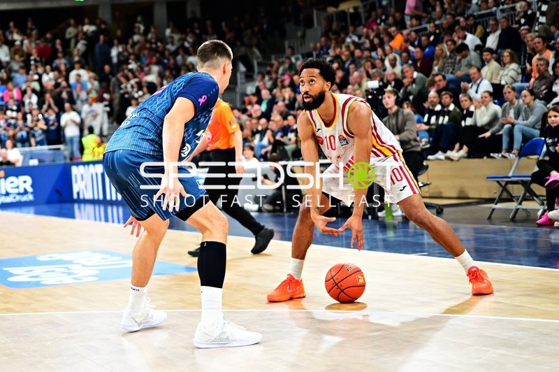 Davion Mintz (10; Würzburg Baskets) verteidigt