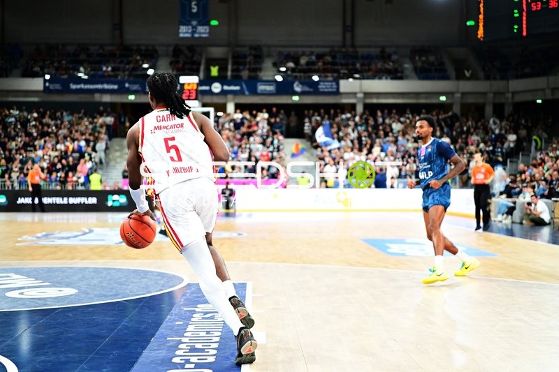 Marcus Carr (5; Würzburg Baskets) dribbelt