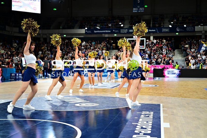 Cheerleader-Show im SNP Dome