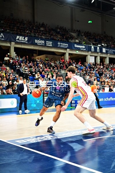 Dribbling von DJ Horne (0; MLP Academics Heidelberg) gegen Marko Petric (13; Würzburg Baskets)