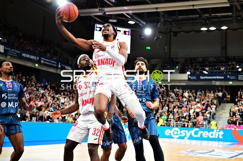 Spielszene mit Marcel Keßen (15; MLP Academics Heidelberg) und Marcus Carr (5; Würzburg Baskets)