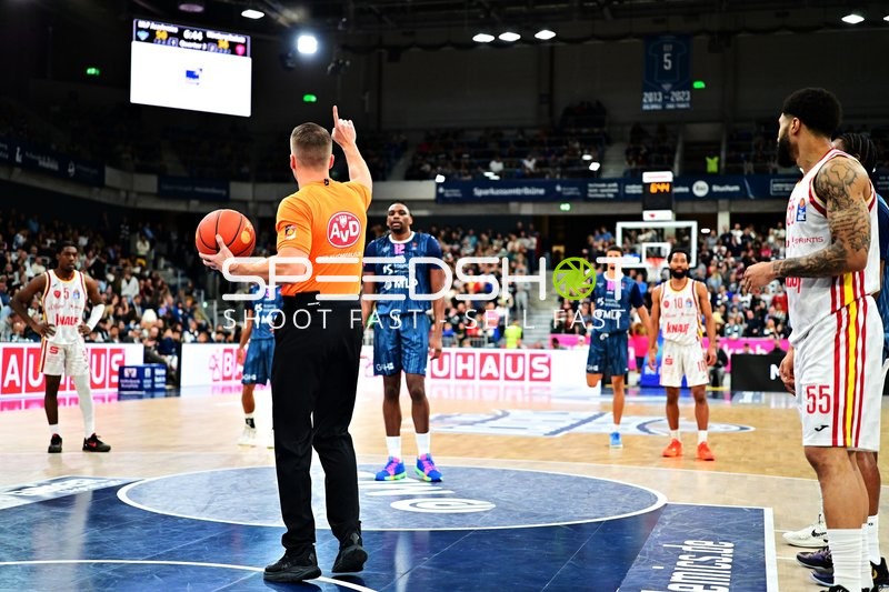 Freiwurf mit Osun Osunniyi (12; MLP Academics Heidelberg) und Davion Mintz (10; Würzburg Baskets)