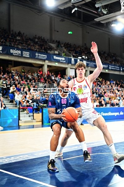 Spielszene mit DJ Horne (0; MLP Academics Heidelberg) und Christian Skladanowski (19; Würzburg Baskets)