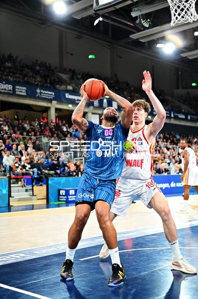 Spielszene mit Samuell Williamson (10; MLP Academics Heidelberg) und Christian Skladanowski (19; Würzburg Baskets)