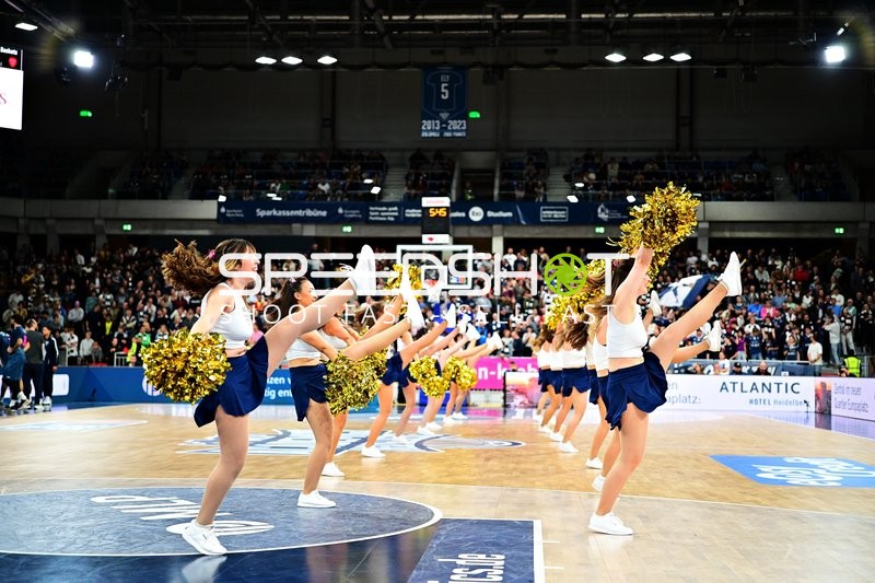 Cheerleader-Show beim easyCredit BBL Spiel